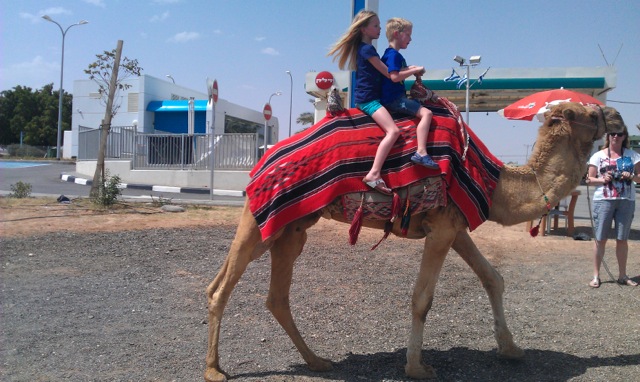 Kim en Lars op de kameel